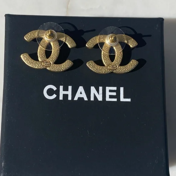 Chanel stud earrings in gold with pearls and crystals. - Picture 5 of 9